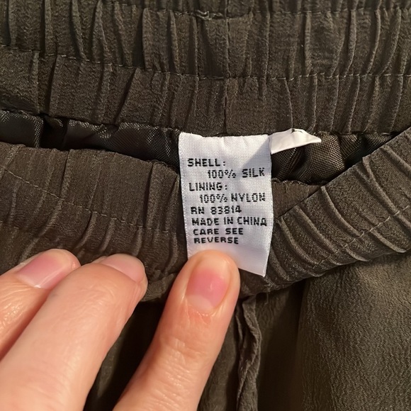 100% Silk Wide Leg Pull On High Waisted Pant. Cropped length. Olive green. M/L - Picture 3 of 6